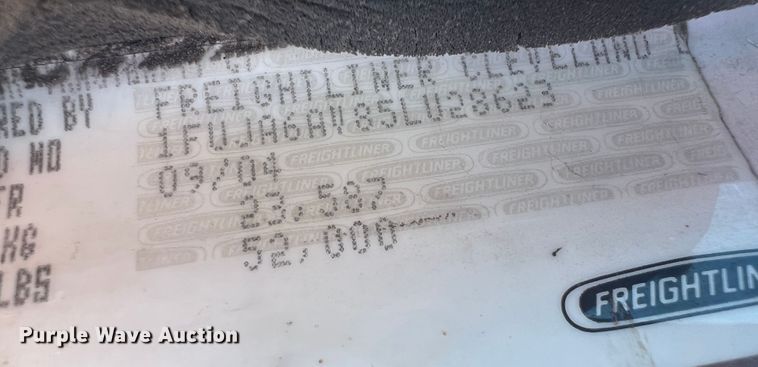 image for item IA9072 2005 Freightliner Columbia  semi truck