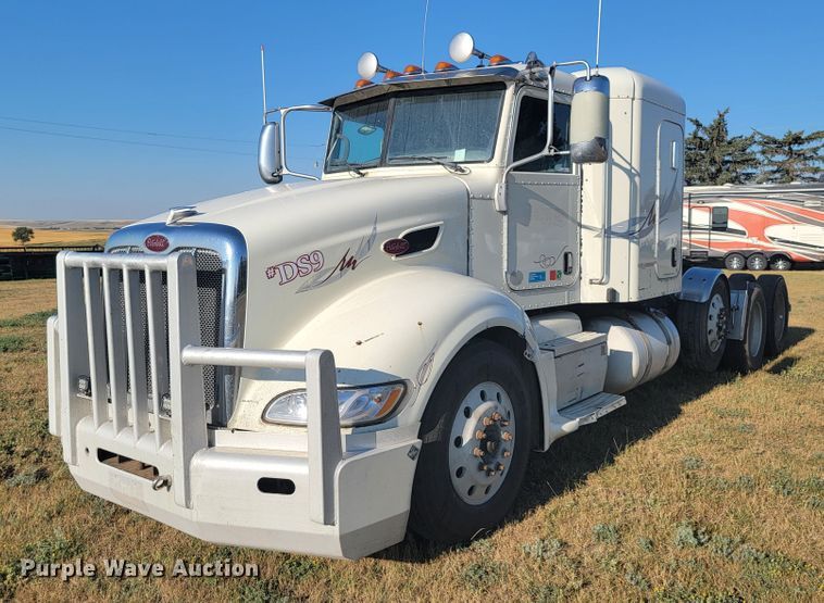 image for item JC9633 2010 Peterbilt 386  semi truck