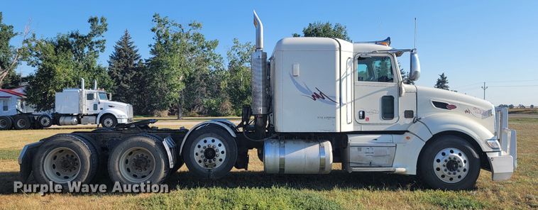 image for item JC9633 2010 Peterbilt 386  semi truck
