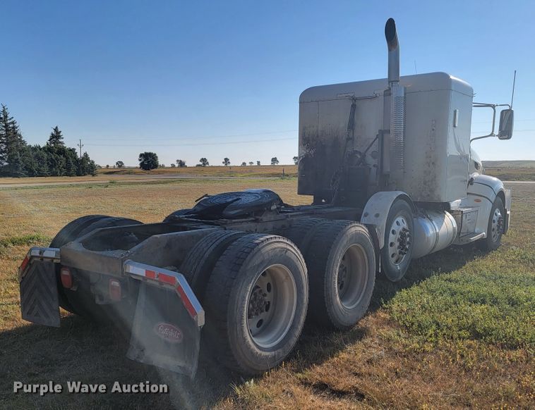 image for item JC9633 2010 Peterbilt 386  semi truck