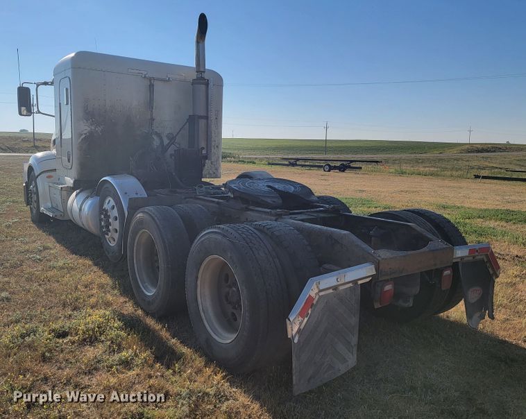 image for item JC9633 2010 Peterbilt 386  semi truck