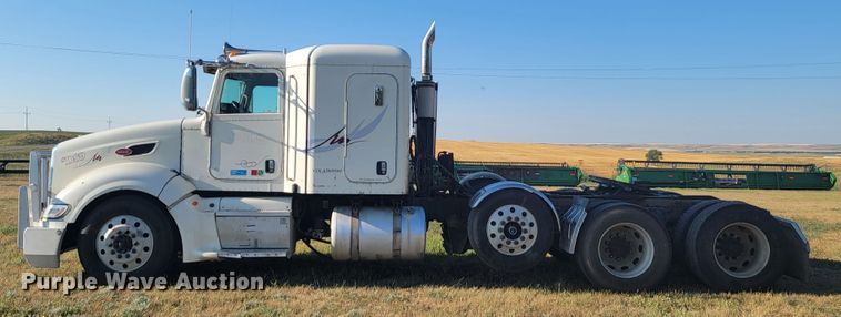 image for item JC9633 2010 Peterbilt 386  semi truck