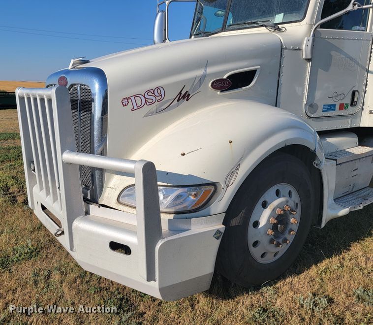 image for item JC9633 2010 Peterbilt 386  semi truck