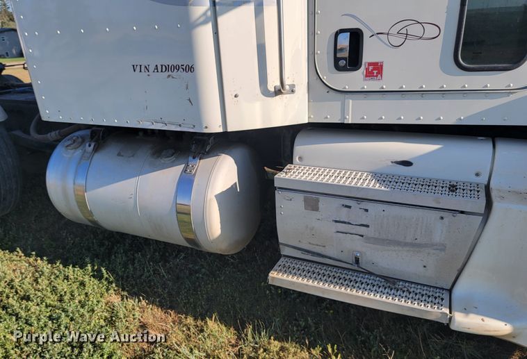 image for item JC9633 2010 Peterbilt 386  semi truck