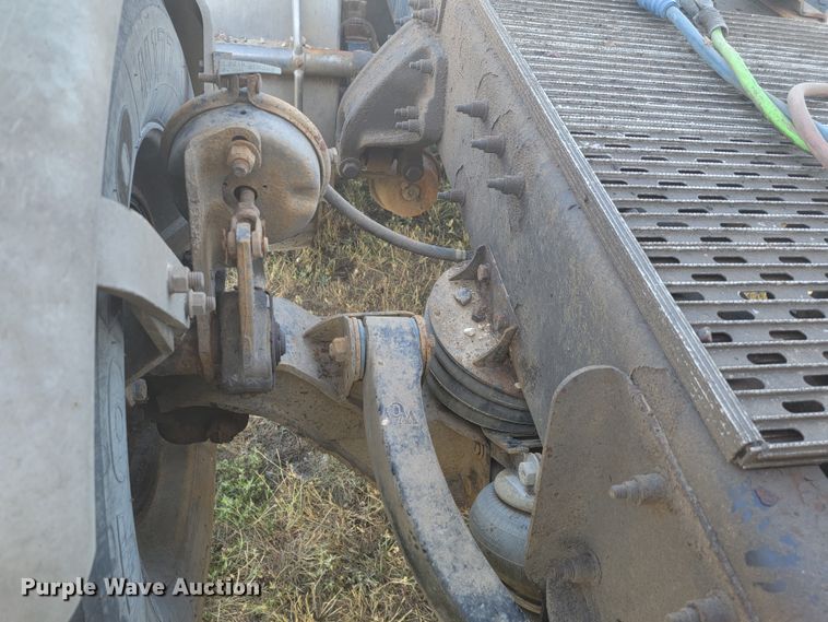 image for item JC9633 2010 Peterbilt 386  semi truck