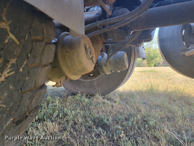 image for item JC9633 2010 Peterbilt 386  semi truck