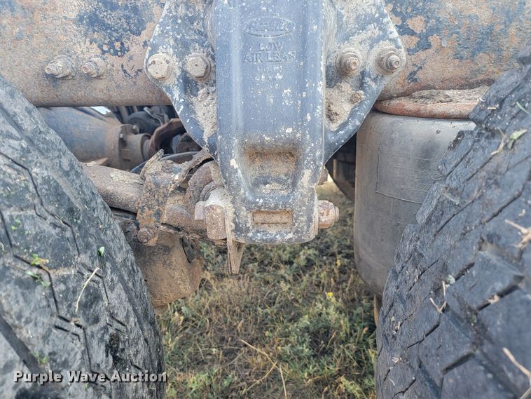 image for item JC9633 2010 Peterbilt 386  semi truck