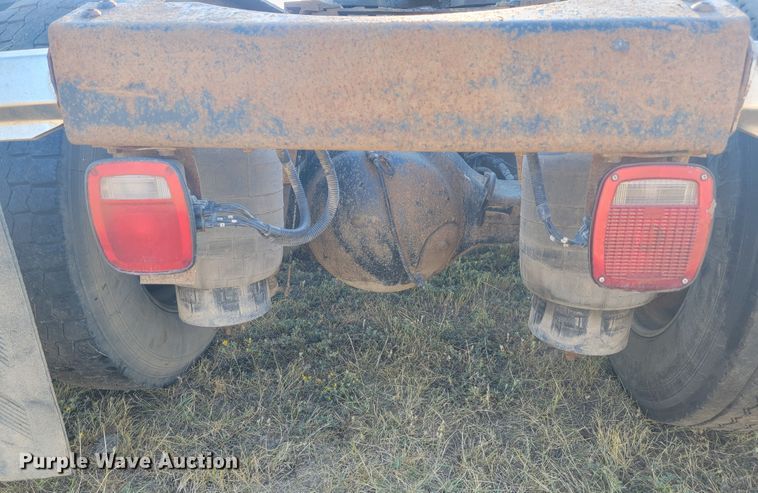 image for item JC9633 2010 Peterbilt 386  semi truck