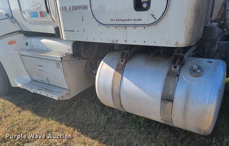 image for item JC9633 2010 Peterbilt 386  semi truck