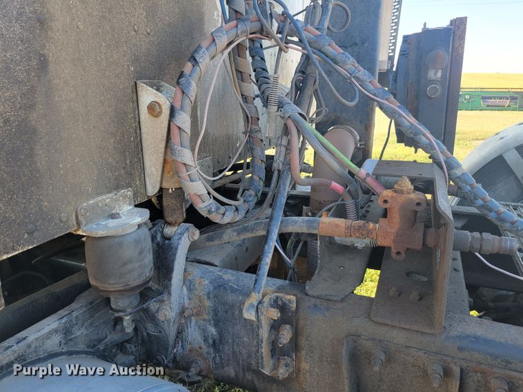 image for item JC9633 2010 Peterbilt 386  semi truck