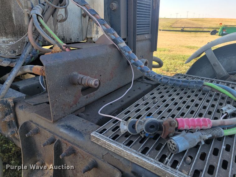 image for item JC9633 2010 Peterbilt 386  semi truck