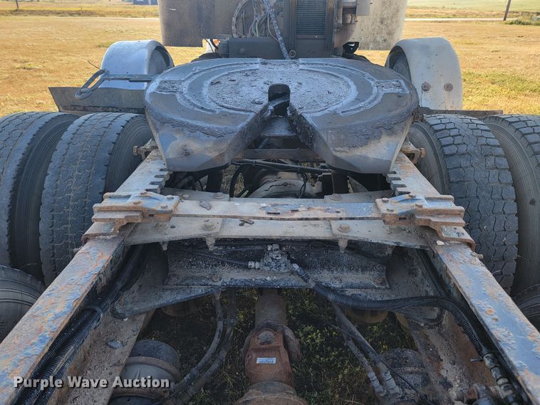 image for item JC9633 2010 Peterbilt 386  semi truck