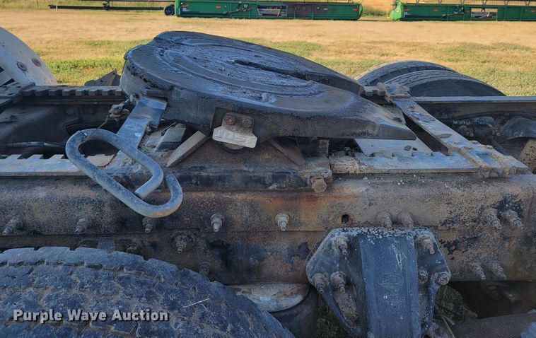 image for item JC9633 2010 Peterbilt 386  semi truck