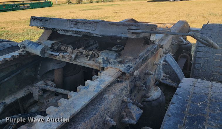 image for item JC9633 2010 Peterbilt 386  semi truck