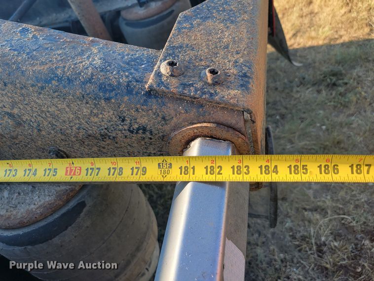 image for item JC9633 2010 Peterbilt 386  semi truck