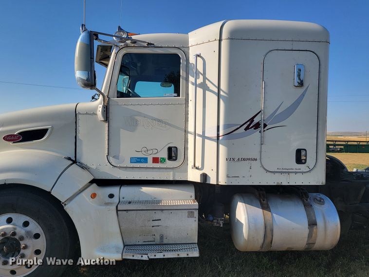 image for item JC9633 2010 Peterbilt 386  semi truck