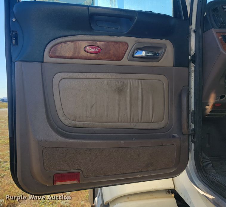 image for item JC9633 2010 Peterbilt 386  semi truck