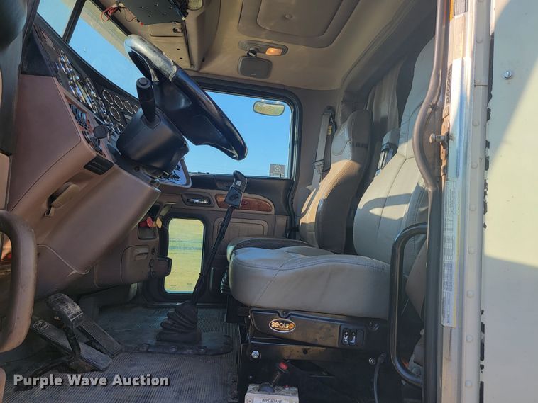 image for item JC9633 2010 Peterbilt 386  semi truck