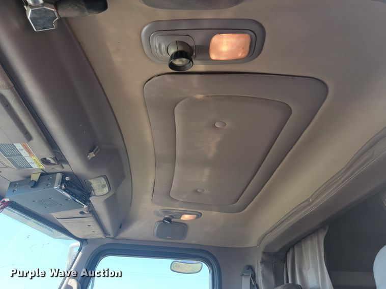 image for item JC9633 2010 Peterbilt 386  semi truck