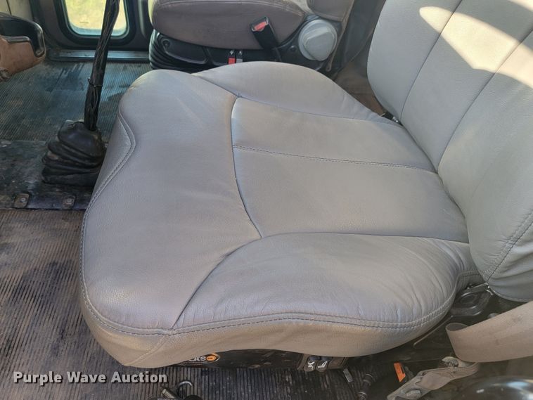 image for item JC9633 2010 Peterbilt 386  semi truck