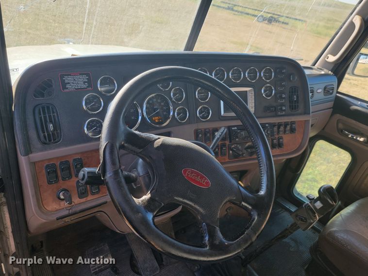 image for item JC9633 2010 Peterbilt 386  semi truck