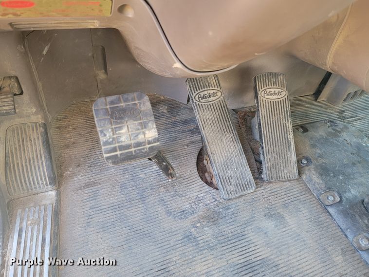 image for item JC9633 2010 Peterbilt 386  semi truck