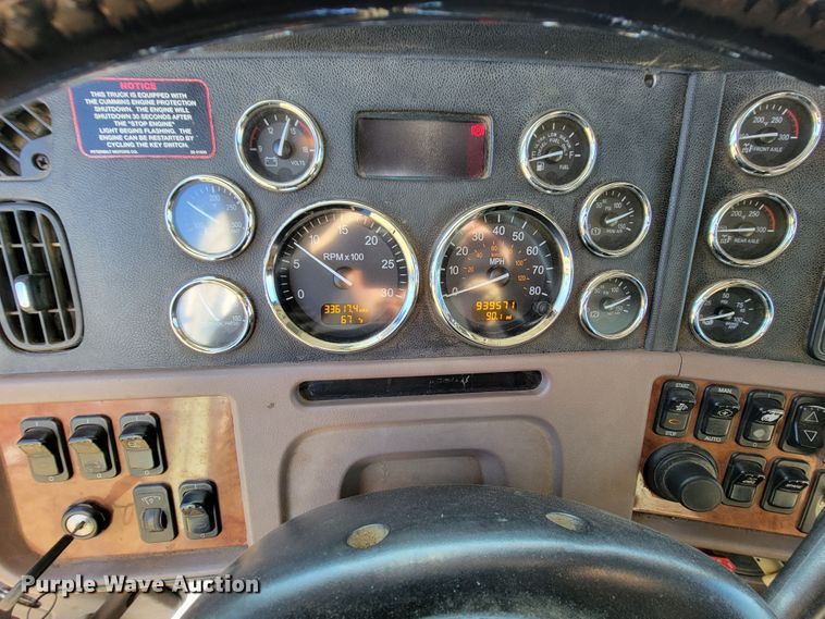 image for item JC9633 2010 Peterbilt 386  semi truck