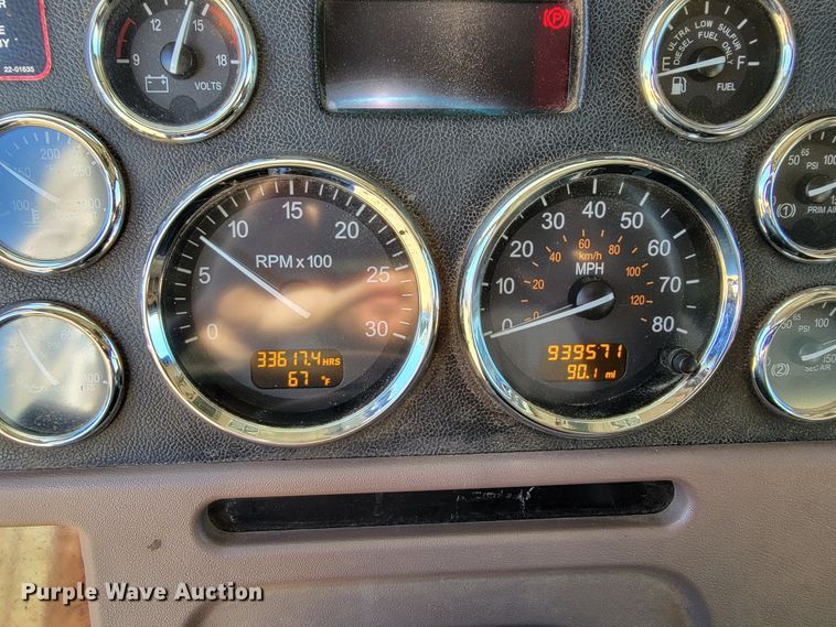 image for item JC9633 2010 Peterbilt 386  semi truck