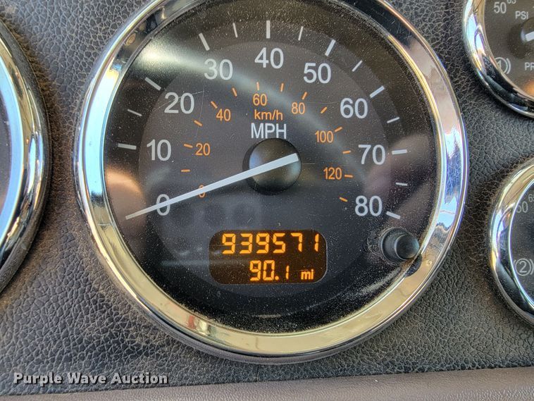 image for item JC9633 2010 Peterbilt 386  semi truck