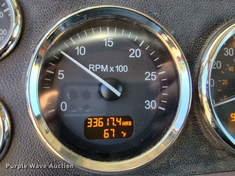 image for item JC9633 2010 Peterbilt 386  semi truck