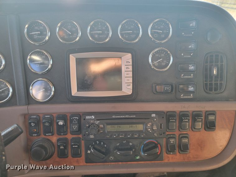 image for item JC9633 2010 Peterbilt 386  semi truck