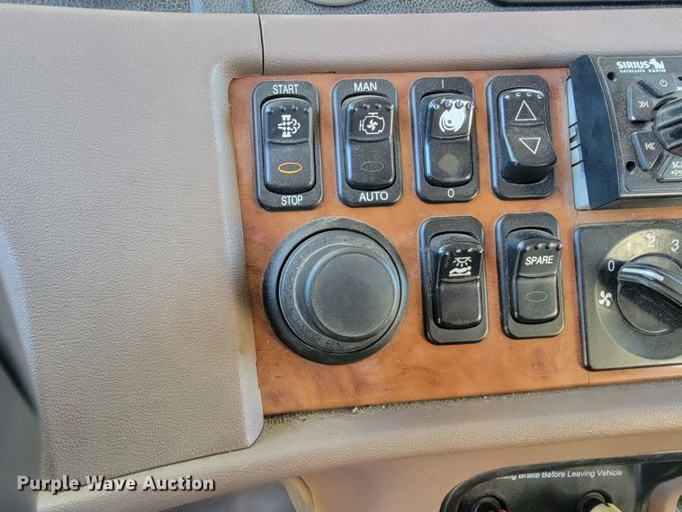 image for item JC9633 2010 Peterbilt 386  semi truck