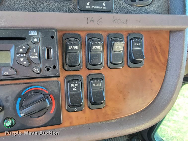 image for item JC9633 2010 Peterbilt 386  semi truck