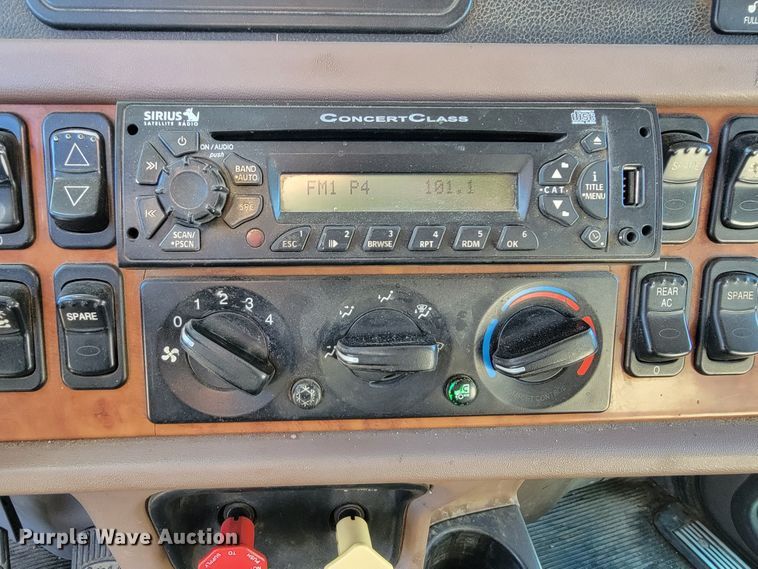 image for item JC9633 2010 Peterbilt 386  semi truck