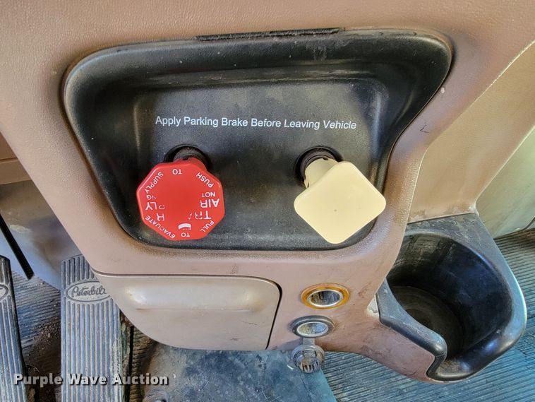 image for item JC9633 2010 Peterbilt 386  semi truck