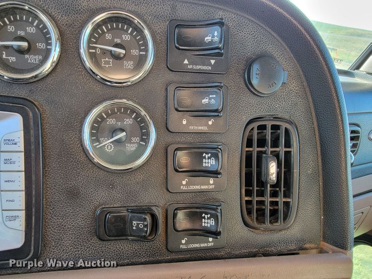 image for item JC9633 2010 Peterbilt 386  semi truck