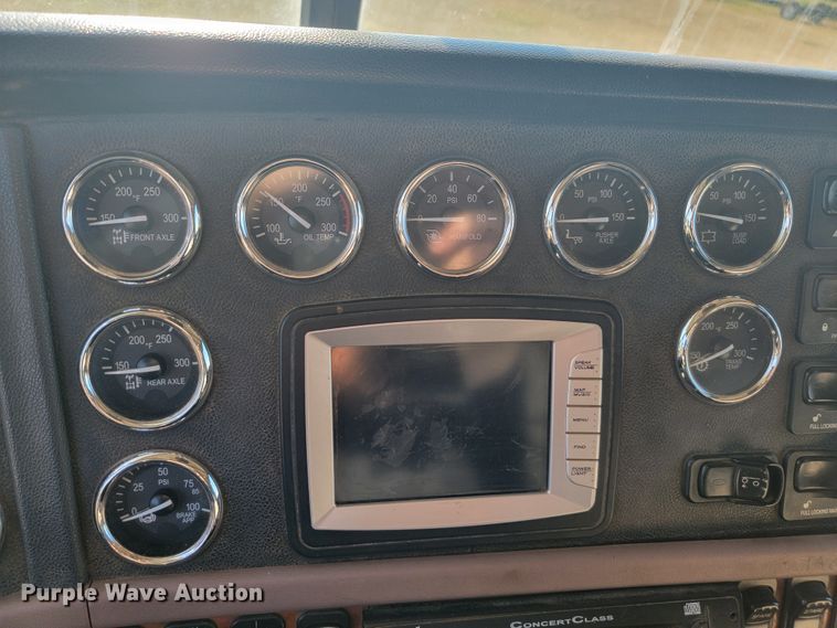 image for item JC9633 2010 Peterbilt 386  semi truck