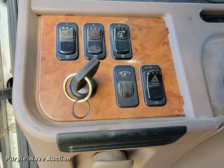 image for item JC9633 2010 Peterbilt 386  semi truck