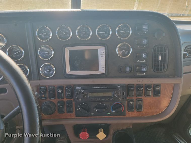 image for item JC9633 2010 Peterbilt 386  semi truck