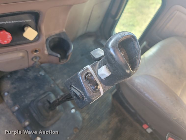 image for item JC9633 2010 Peterbilt 386  semi truck