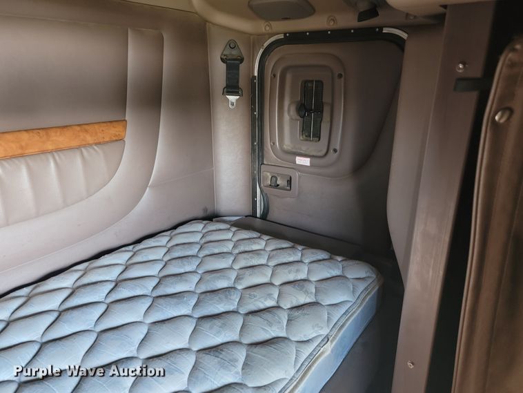 image for item JC9633 2010 Peterbilt 386  semi truck