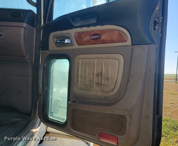 image for item JC9633 2010 Peterbilt 386  semi truck