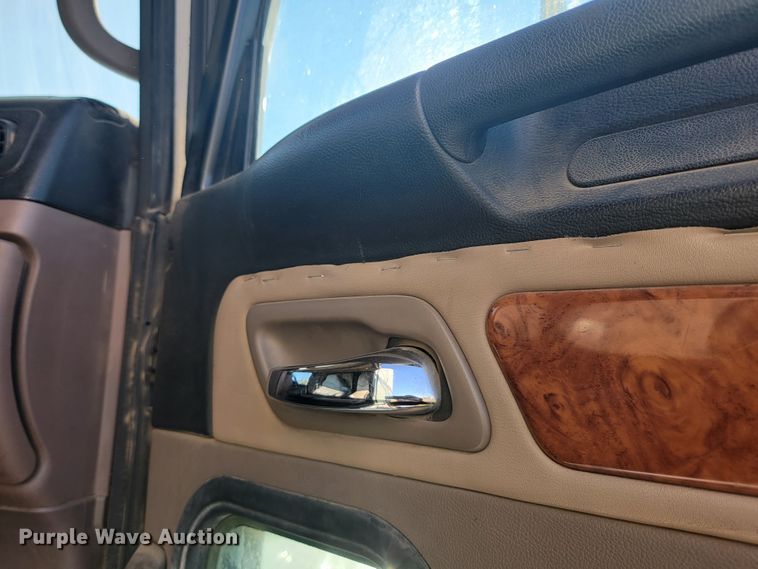 image for item JC9633 2010 Peterbilt 386  semi truck