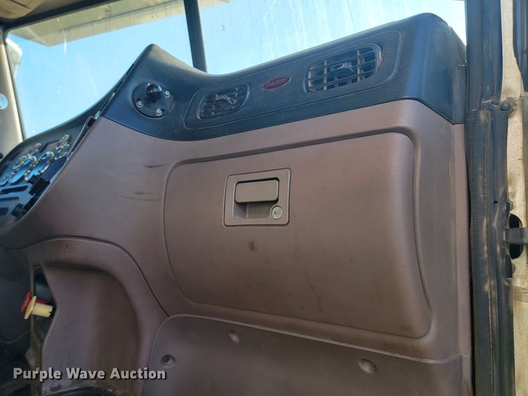 image for item JC9633 2010 Peterbilt 386  semi truck