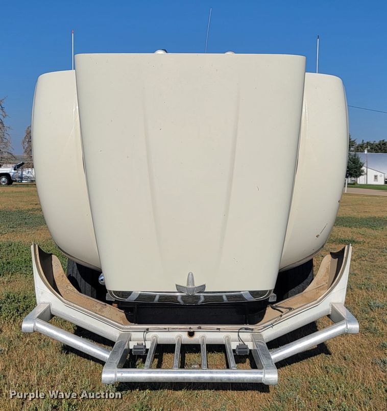 image for item JC9633 2010 Peterbilt 386  semi truck