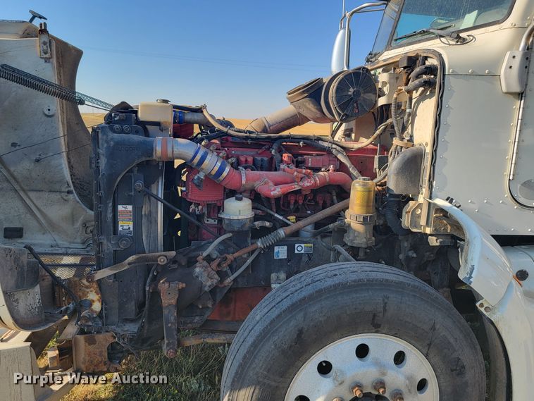 image for item JC9633 2010 Peterbilt 386  semi truck
