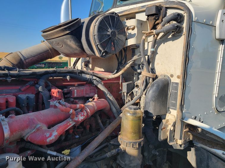 image for item JC9633 2010 Peterbilt 386  semi truck