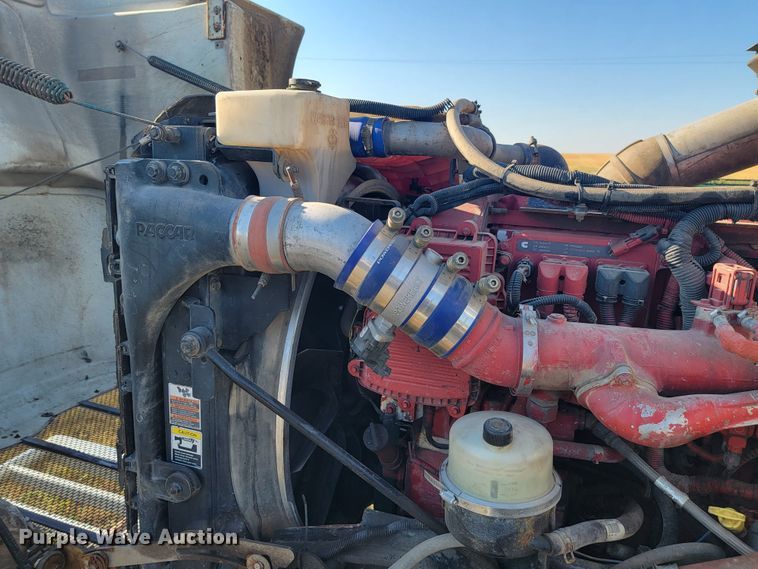 image for item JC9633 2010 Peterbilt 386  semi truck