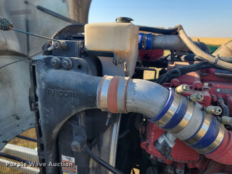 image for item JC9633 2010 Peterbilt 386  semi truck