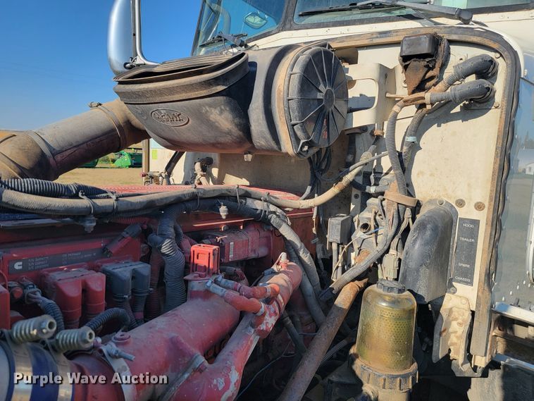 image for item JC9633 2010 Peterbilt 386  semi truck